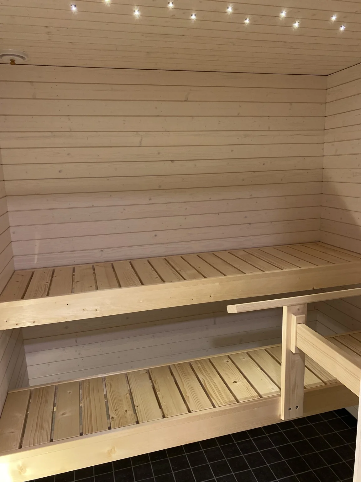 Uudistettu puupintainen sauna