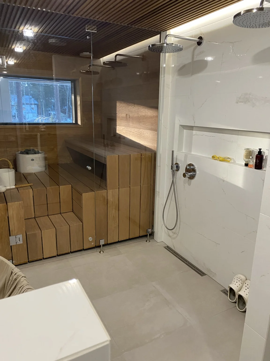 Pesuhuone ja sauna lasiseinän takana